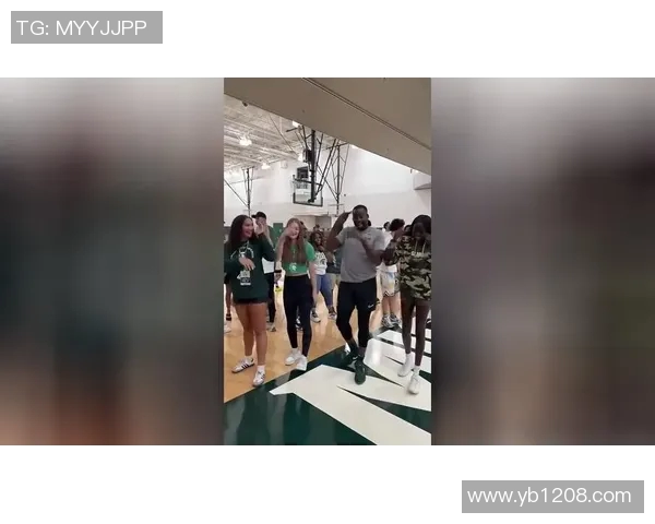 足球明星与美女裁判的精彩瞬间引发热议球场内外的魅力碰撞与互动 足球明星与美女裁判的精彩瞬间引发热议球场内外的魅力碰撞与互动